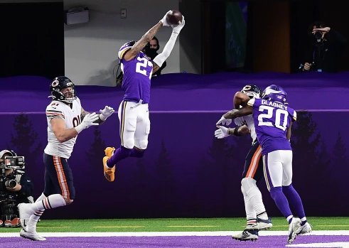 Cam Dantzler makes a leaping INT against the Chicago Bears.